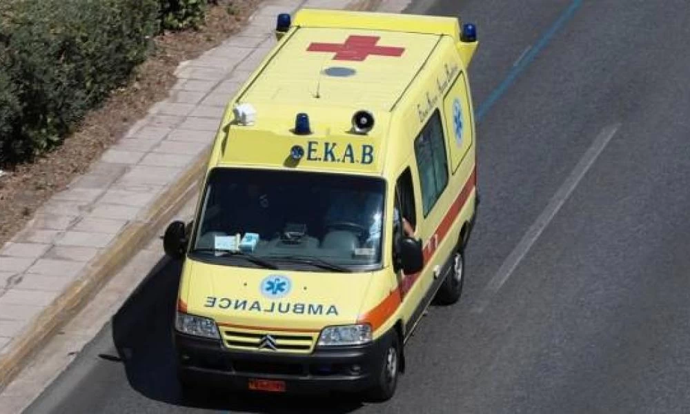 Θεσσαλονίκη: Σφοδρή σύγκρουση για ΙΧ που καρφώθηκε σε κολόνα